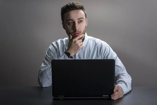 The IT specialist is thinking — Stock Photo, Image