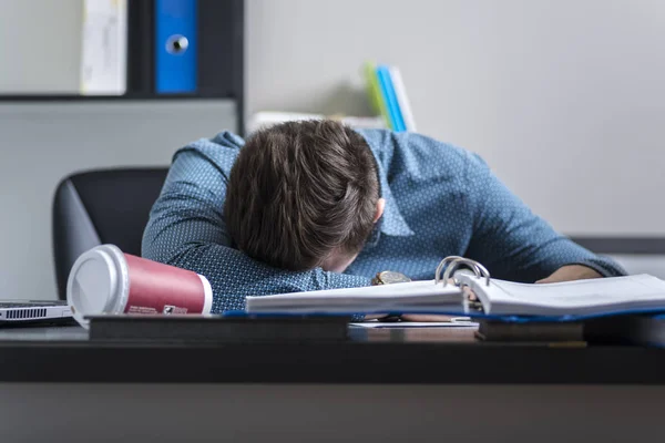 Travailleur fatigué dormir à un bureau — Photo