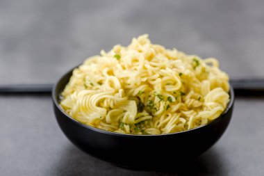 noodle bir kase çorba ve yemek çubukları ile