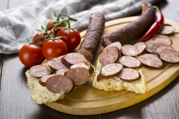 Sandwiches mit hausgemachter Räucherwurst auf einem Brett - foo — Stockfoto