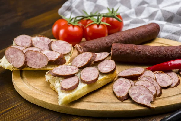 Sandwiches mit hausgemachter Räucherwurst auf einem Brett - foo — Stockfoto