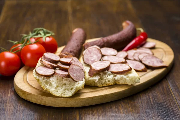 Sandwiches mit hausgemachter Räucherwurst auf einem Brett - foo — Stockfoto