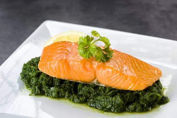 Zalm op spinazie — Stockfoto