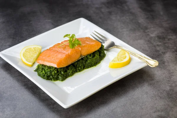 Zalm op spinazie — Stockfoto