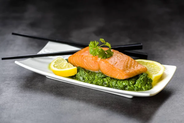 Zalm op spinazie — Stockfoto