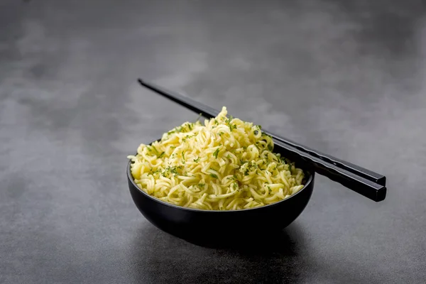 Noodles in a bowl with broth and chopsticks — Stock Photo, Image
