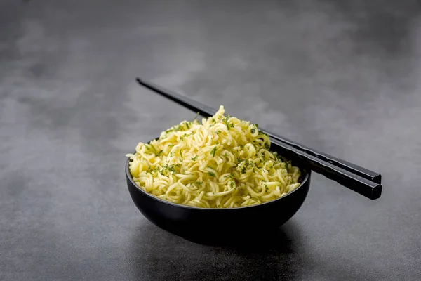 Macarrão em uma tigela com caldo e pauzinhos — Fotografia de Stock