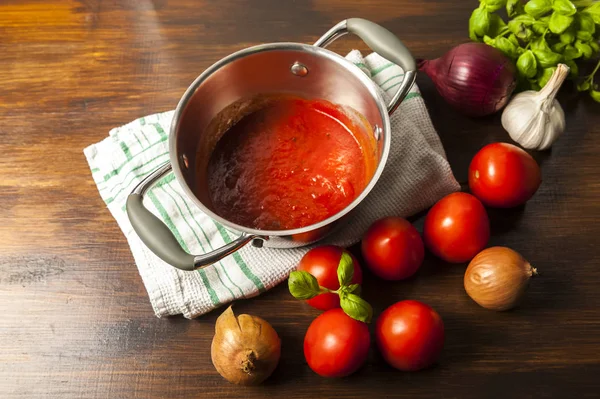 Tomatensauce ist untrennbarer Bestandteil vieler Gerichte — Stockfoto