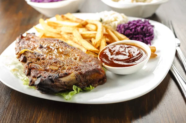 Costole al forno e patatine fritte e insalata di cavolo — Foto Stock