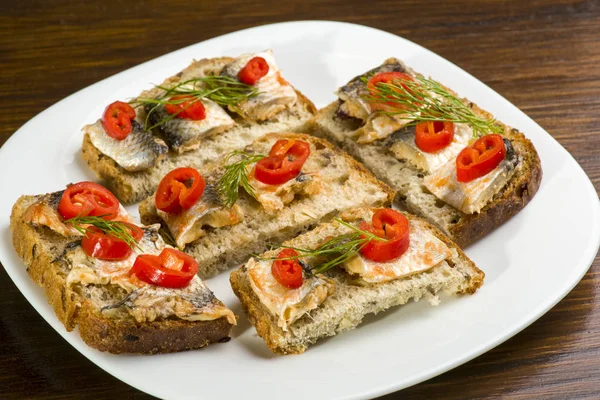 Sandwiches met haring, rode peper en dille — Stockfoto