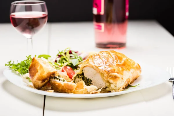 Chicken breast stuffed spinach in puff pastry — Stock Photo, Image