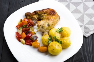 Patatesli kızarmış tavuk.