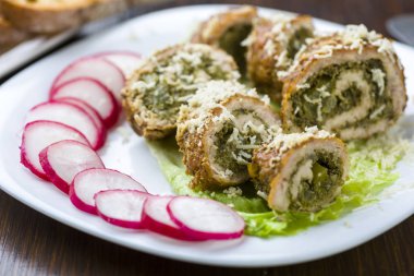 rendelenmiş taze serpilir ıspanak ile doldurulmuş domuz roulades