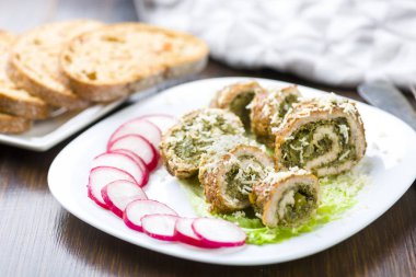 rendelenmiş taze serpilir ıspanak ile doldurulmuş domuz roulades