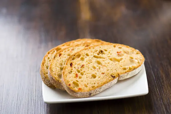 Kilka kromek chleba na biały spodek — Zdjęcie stockowe