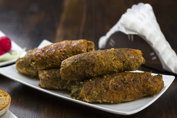 Involtini di maiale farciti con spinaci cosparsi di appena grattugiati — Foto Stock