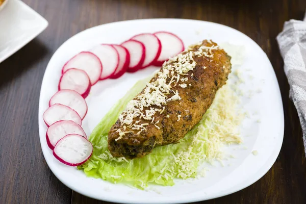 Schweinerouladen gefüllt mit Spinat bestreut mit frisch geriebenem — Stockfoto