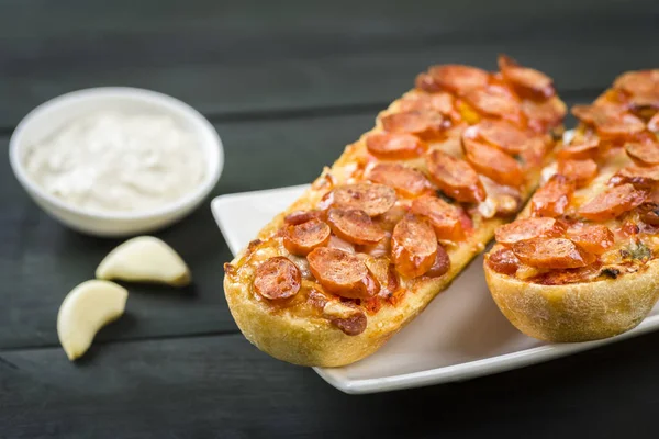 Mini-pizza og gryter – stockfoto
