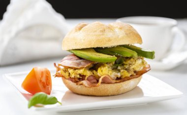 pastırma, yumurta ve avokado sandviç