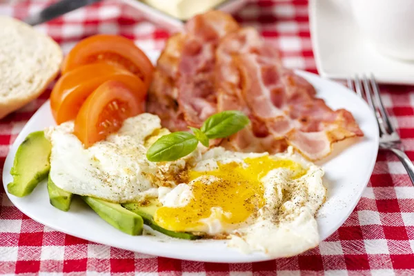 Speck und Eier mit Avocado und Tomate, Brot und Kaffee — Stockfoto