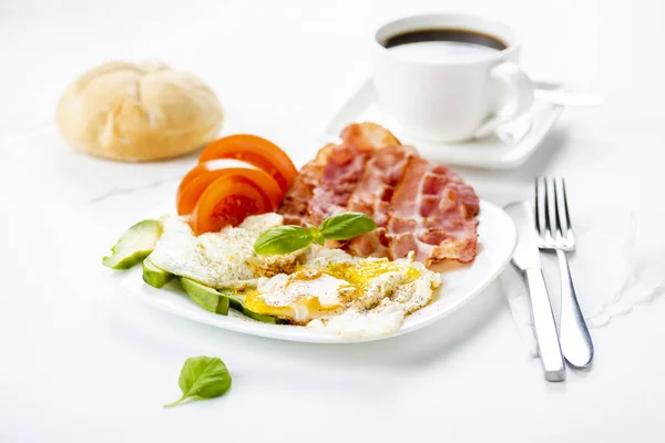 Pastırmalı yumurta avokado ve domates, ekmek ve kahve