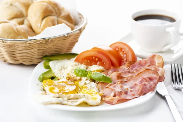 Bacon and eggs with avocado and tomato, bread and coffee — Stock Photo, Image