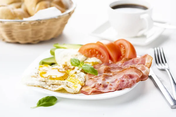 Bacon och ägg med avokado, tomat, bröd och kaffe — Stockfoto