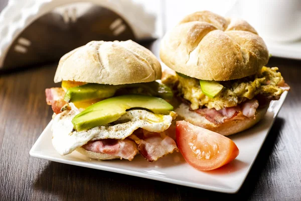 Sandwich mit Speck, Ei und Avocado — Stockfoto