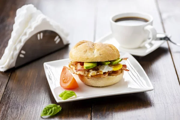 Sandwich with bacon, egg and avocado — Stock Photo, Image