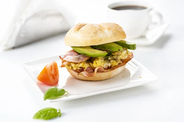 ベーコン、卵とアボカドのサンドイッチ — ストック写真