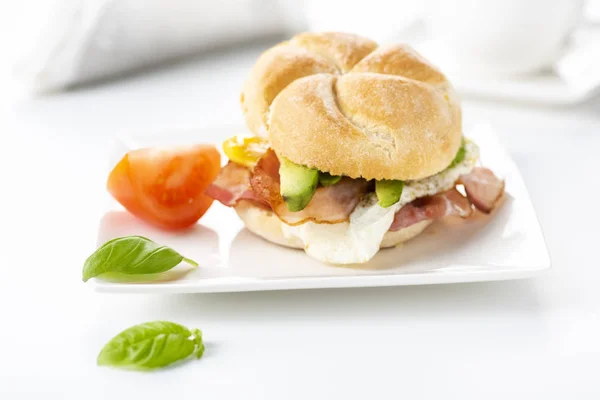 Sandwich with bacon, egg and avocado — Stock Photo, Image