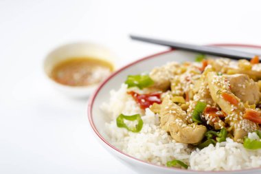 Tavuklu pilav ve sebze.