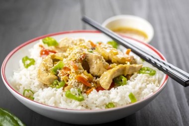 Tavuklu pilav ve sebze.