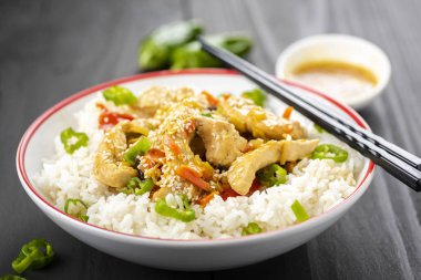 Tavuklu pilav ve sebze.