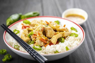 Tavuklu pilav ve sebze.