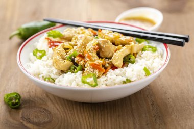 Tavuklu pilav ve sebze.