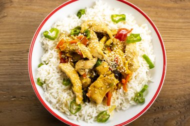 Tavuklu pilav ve sebze.