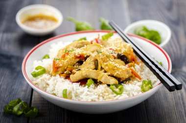 Tavuklu pilav ve sebze.