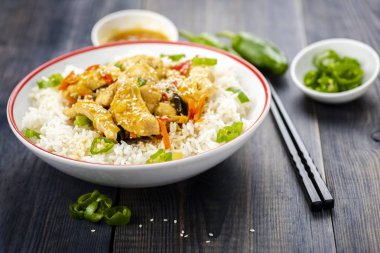 Tavuklu pilav ve sebze.