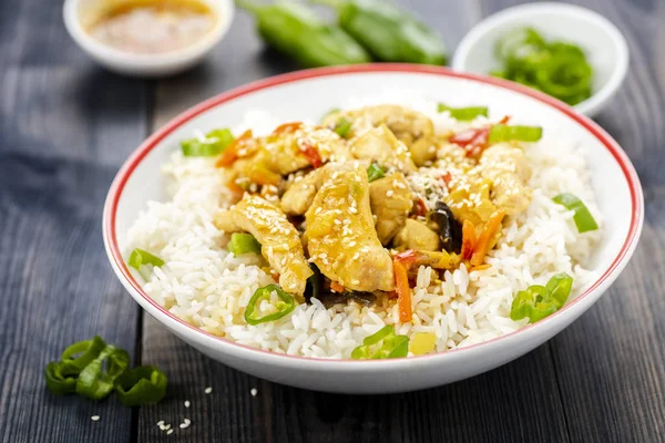 鶏肉と野菜のご飯 — ストック写真