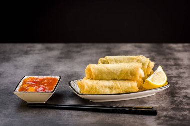 Bahar rulolar, yemek çubukları ve sos