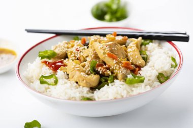 Tavuklu pilav ve sebze.