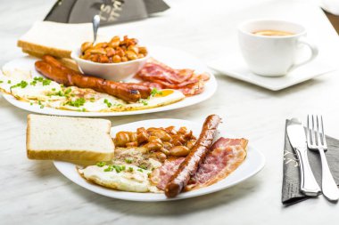 Sadece bir fincan çay ile İngiliz kahvaltısı