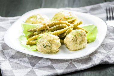 Dereotu soslu köfte 