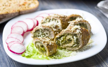 rendelenmiş taze serpilir ıspanak ile doldurulmuş domuz roulades