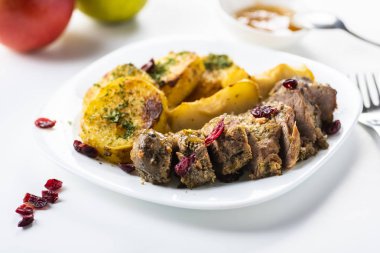 Fırında patates, elma ve cranberries ile ördek fileto servis