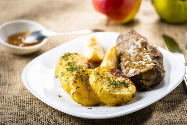 Duck fillet podávaný s pečenými brambory, jablka a brusinky — Stock fotografie