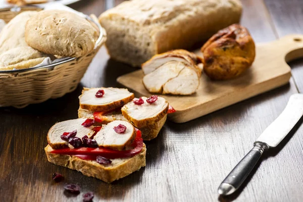 Hausgemachtes Brot und gebratene Hühnerbrust - ein tolles Sandwich — Stockfoto