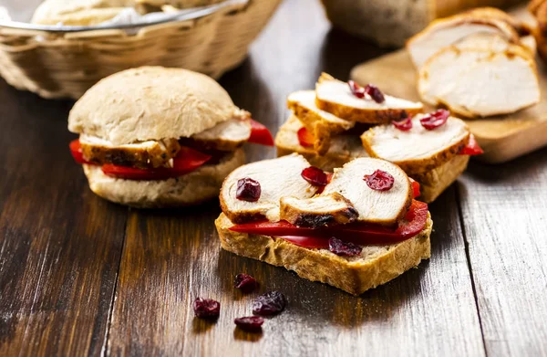 Zelfgebakken brood en geroosterde kipfilet - een grote sandwich — Stockfoto