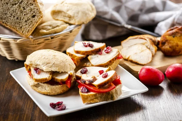 Domácí chléb a Pečená kuřecí prsa - skvělá sendvič — Stock fotografie